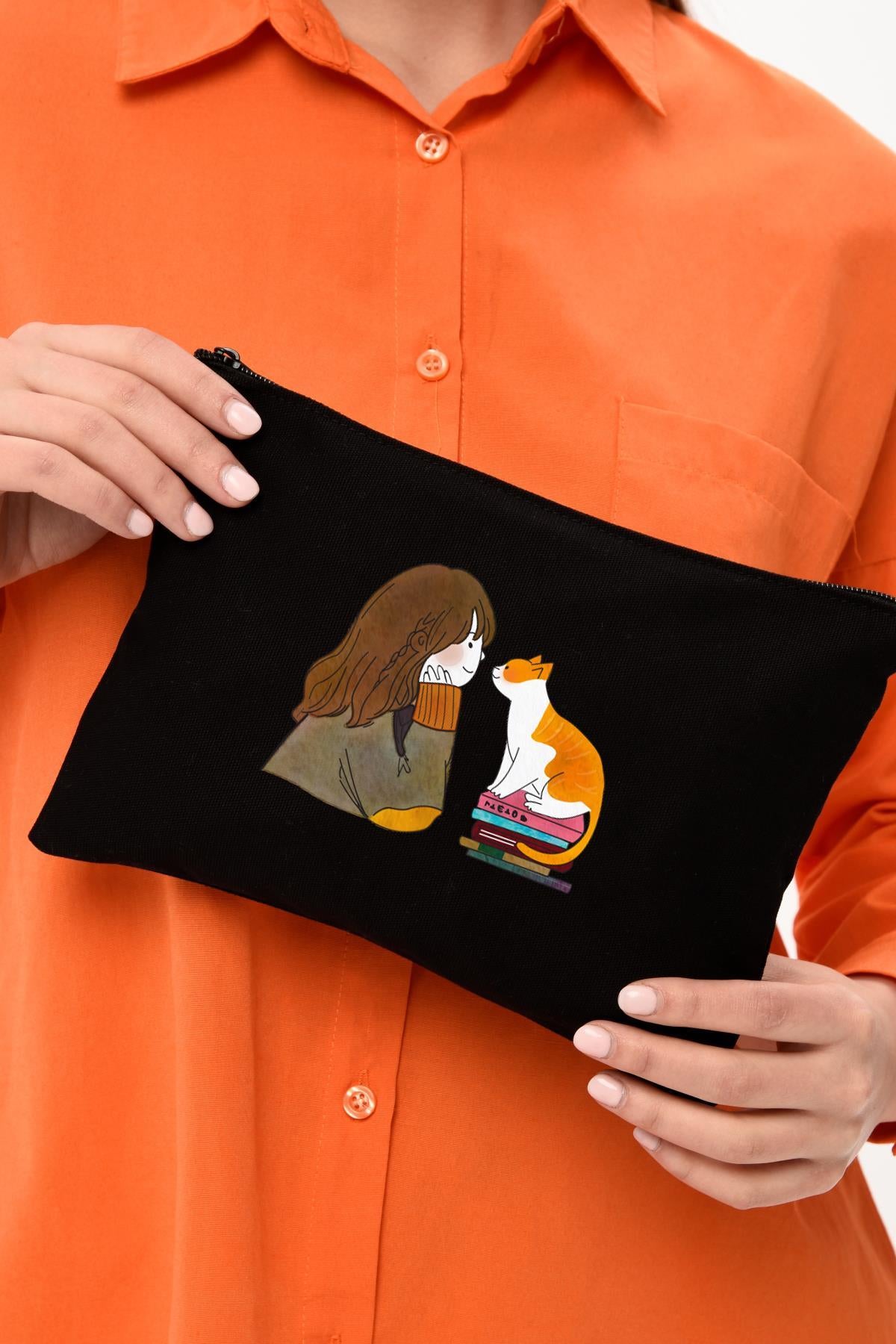 Clutch Kedili Kız Baskılı Siyah Kanvas Makyaj Çantası
