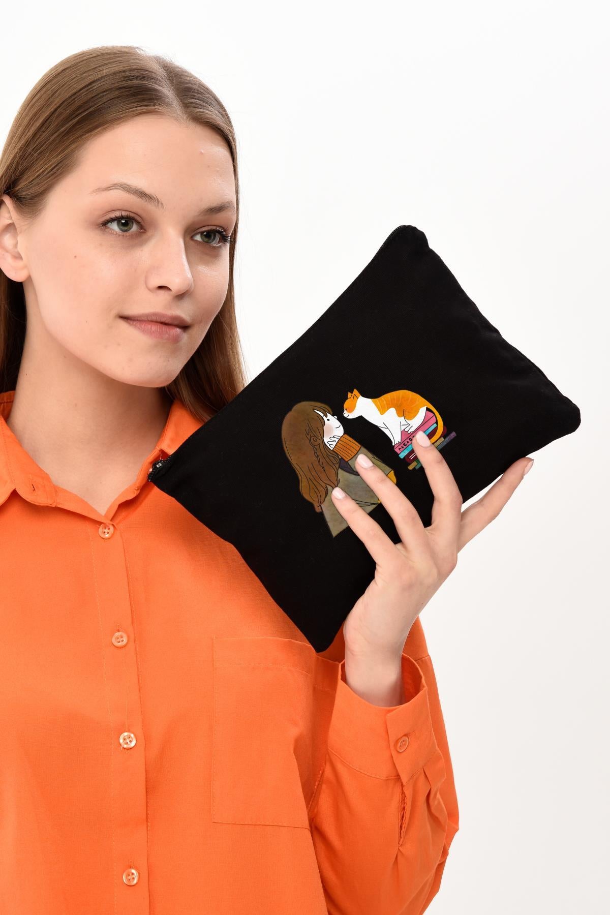 Clutch Kedili Kız Baskılı Siyah Kanvas Makyaj Çantası