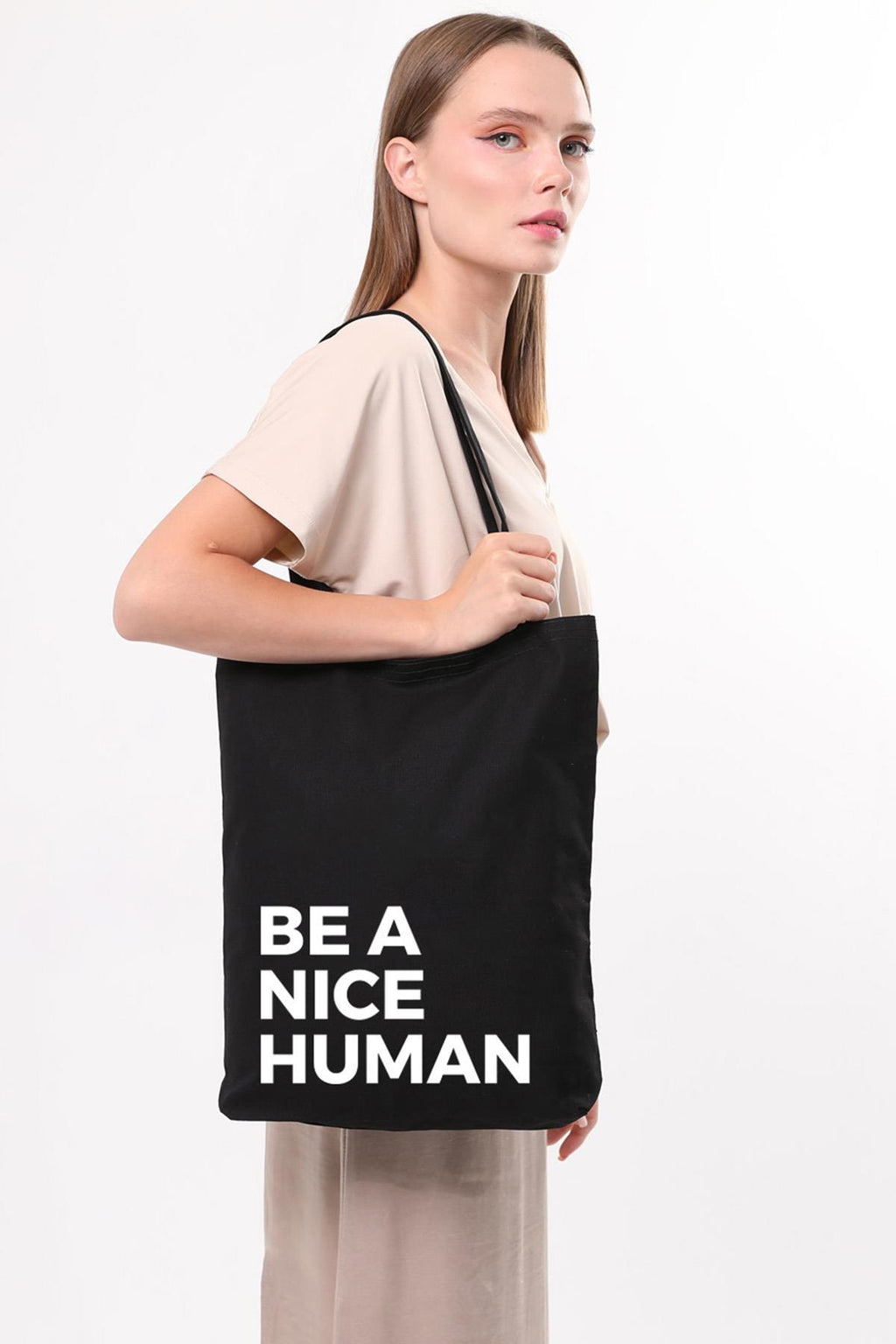 Siyah Kanvas Be A Nice Human Baskılı Çanta