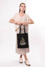 Siyah Kanvas Çam Ağacı Ve Şapkalı Kediler Baskılı Çanta