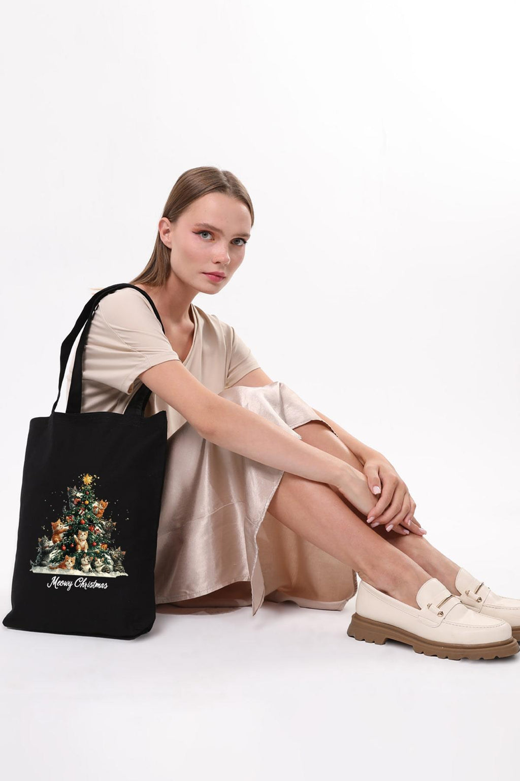 Siyah Kanvas Çam Ağacı Ve Şapkalı Kediler Baskılı Çanta