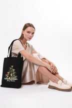 Siyah Kanvas Çam Ağacı Ve Şapkalı Kediler Baskılı Çanta